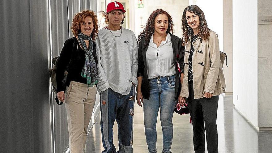 Representantes del Servicio Socioeducativo Intercultural, ayer en el Parlamento.