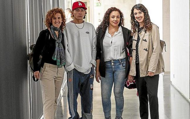 Representantes del Servicio Socioeducativo Intercultural, ayer en el Parlamento.