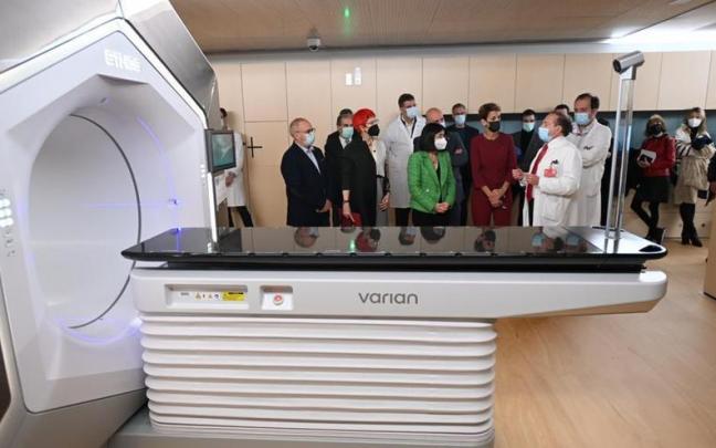 Santos Induráin, Carolina Darias y María Chivite, entre otras autoridades, en la revisión esta mañana del nuevo material.