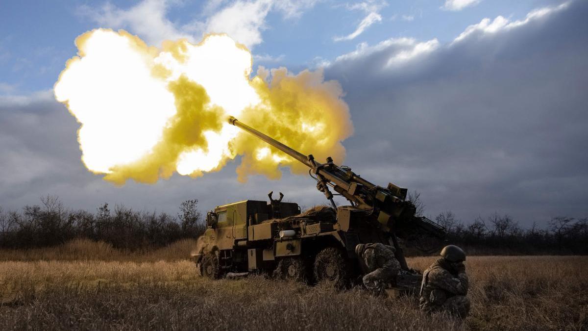 El Ejército ucraniano lanza un misil hacia las posiciones rusas con un vehículo CAESAR.