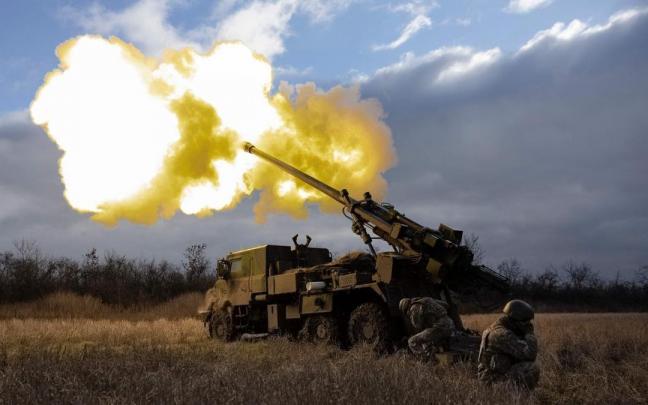 El Ejército ucraniano lanza un misil hacia las posiciones rusas con un vehículo CAESAR. El Ejército ucraniano lanza un misil hacia las posiciones rusas con un vehículo CAESAR.