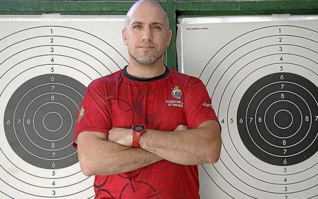 Fernando Lavilla posa con las dianas del Complejo Deportivo Las Colinas.