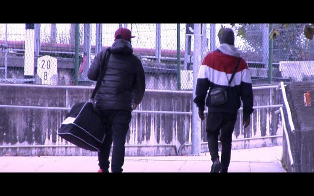 EITBPodkast acaba de estrenar el podcast Harresi Ikusezina, que dará voz a las y los migrantes que pasan cada día por Irun rumbo a Francia EITBPodkast acaba de estrenar el podcast Harresi Ikusezina, que dará voz a las y los migrantes que pasan cada día por Irun rumbo a Francia