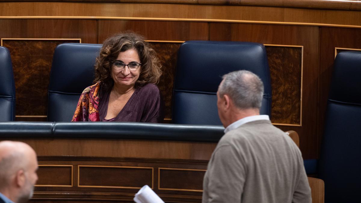 María Jesús Montero observa al diputado de Compromís, Joan Baldovi en el pleno del Congreso.