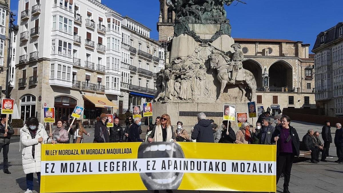Concentración en Gasteiz en el marco de la campaña "Ni Ley Mordaza ni mordaza maquillada".