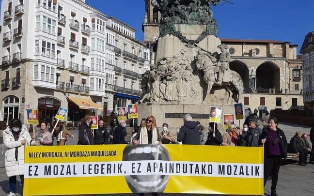 Concentración en Gasteiz en el marco de la campaña "Ni Ley Mordaza ni mordaza maquillada". Concentración en Gasteiz en el marco de la campaña "Ni Ley Mordaza ni mordaza maquillada".