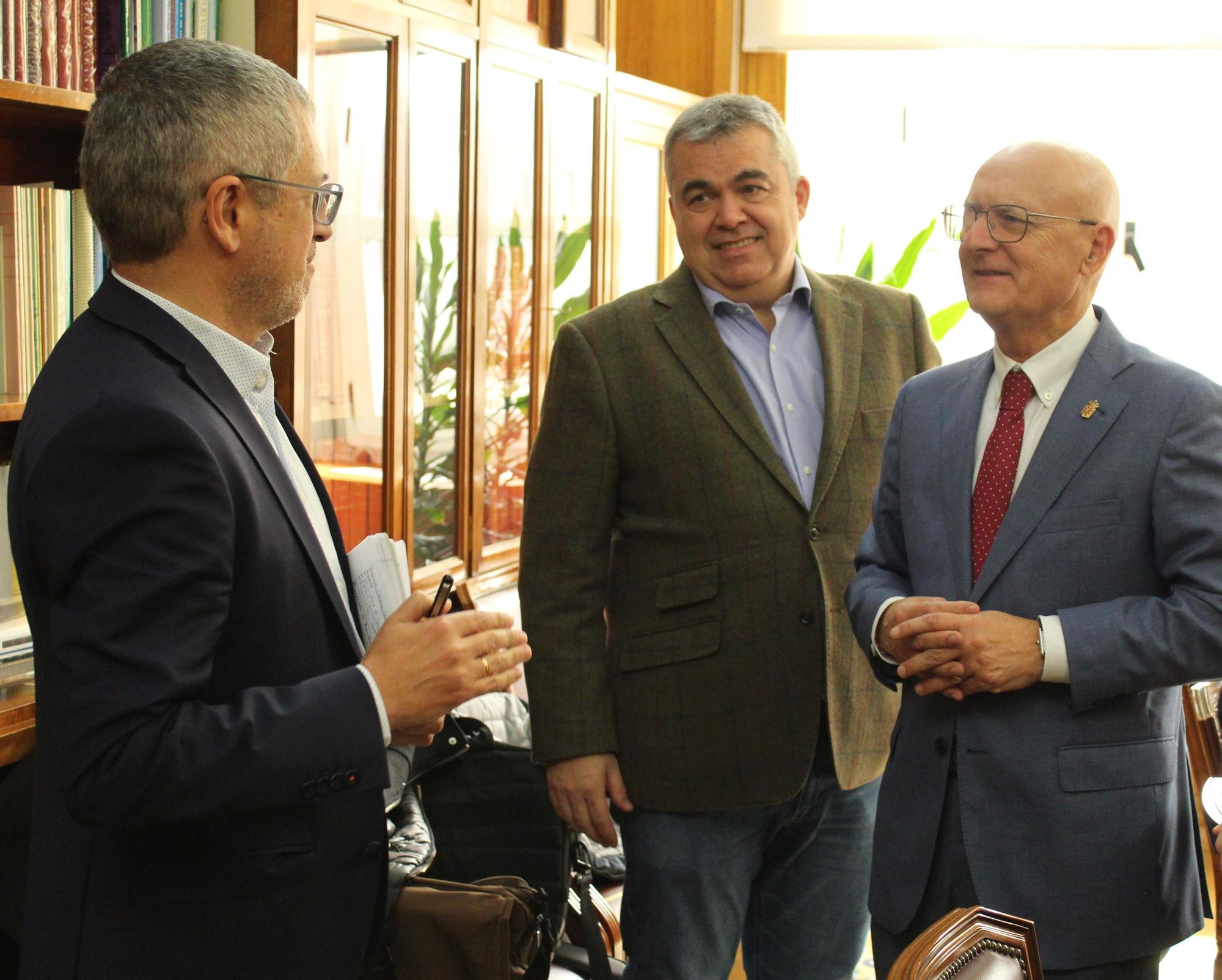 De izquierda a derecha: el Secretario de Estado de Medio Ambiente, Hugo Morán, el diputado por Navarra, Santos Cerdán, y el Consejero de Cohesión Territorial, Bernardo Ciriza.