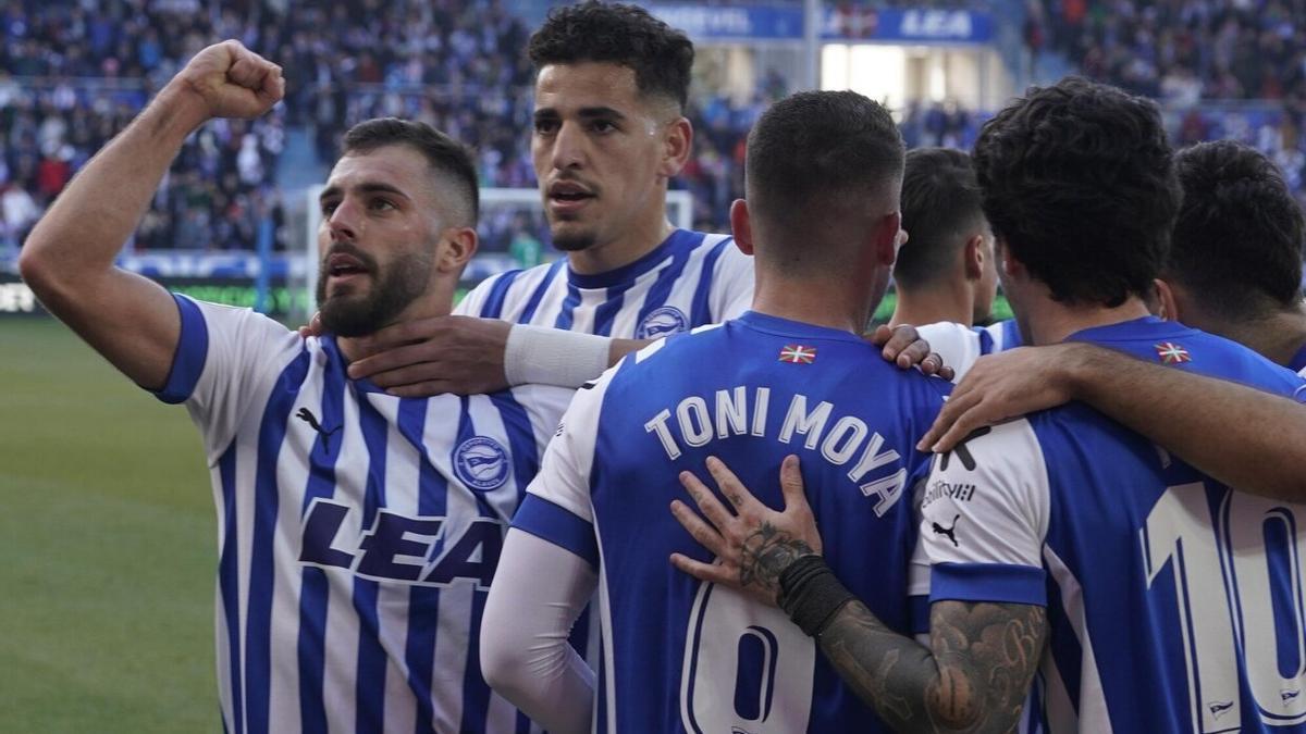 Luis Rioja es felicitado por sus compañeros tras marcar el 3-0 ante el Ibiza desde el punto de penalti