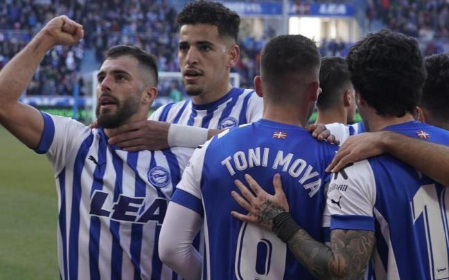 Luis Rioja es felicitado por sus compañeros tras marcar el 3-0 ante el Ibiza desde el punto de penalti