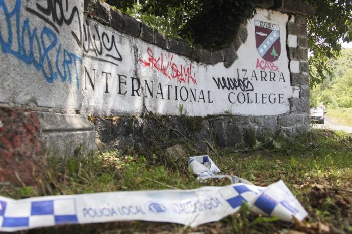 Entrada a las antiguas instalaciones del colegio internacional.