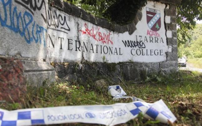 Entrada a las antiguas instalaciones del colegio internacional.