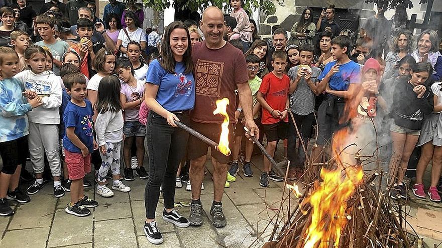 Bor-Bor Euskaltzaleen Mugimenduko Lide Igoa eta Paskual Taberna sua pizten. | FOTO: A.A.A.