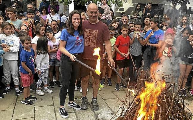 Bor-Bor Euskaltzaleen Mugimenduko Lide Igoa eta Paskual Taberna sua pizten. | FOTO: A.A.A.