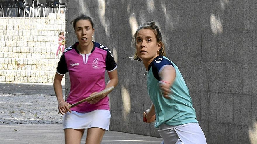 Ane Ibáñez e Iradi Pérez de Arrilucea, durante el partido de paleta femenina en Los Fueros.