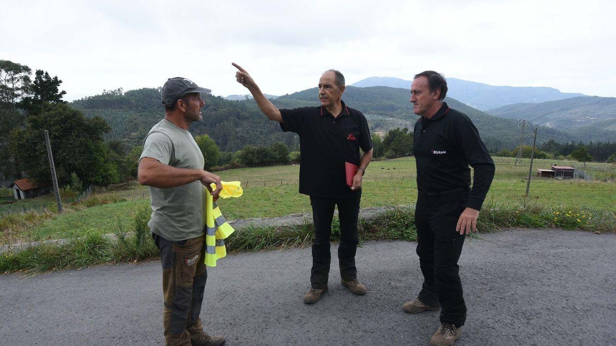 Carlos Uriagereka y Aitor Omar, del Servicio de Montes de la Diputación, junto a un operario.