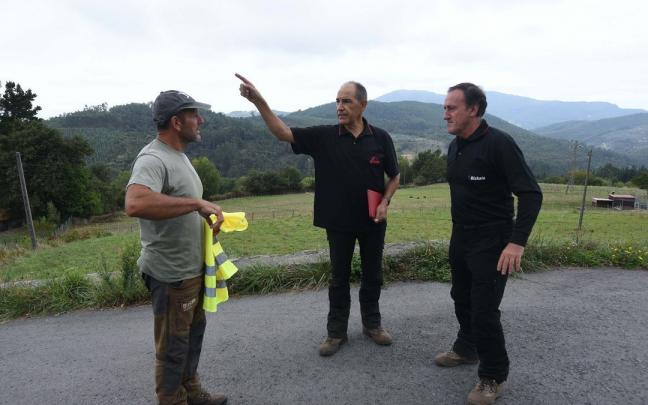 Carlos Uriagereka y Aitor Omar, del Servicio de Montes de la Diputación, junto a un operario. Carlos Uriagereka y Aitor Omar, del Servicio de Montes de la Diputación, junto a un operario.
