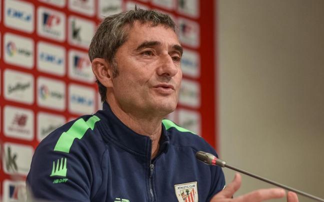 Ernesto Valverde durante la rueda de prensa en Lezama