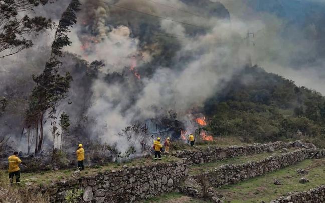 Incendio forestal en las proximidades de Machu Picchu. Incendio forestal en las proximidades de Machu Picchu.