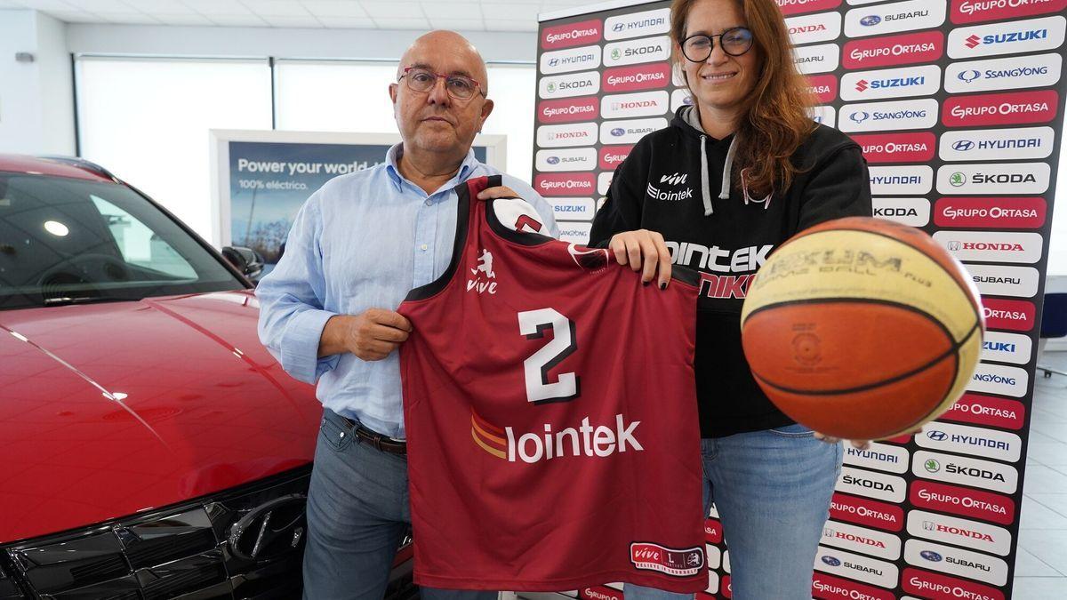 Gerardo Candina y Anna Montañana posan ayer en el primer acto oficial de la temporada.