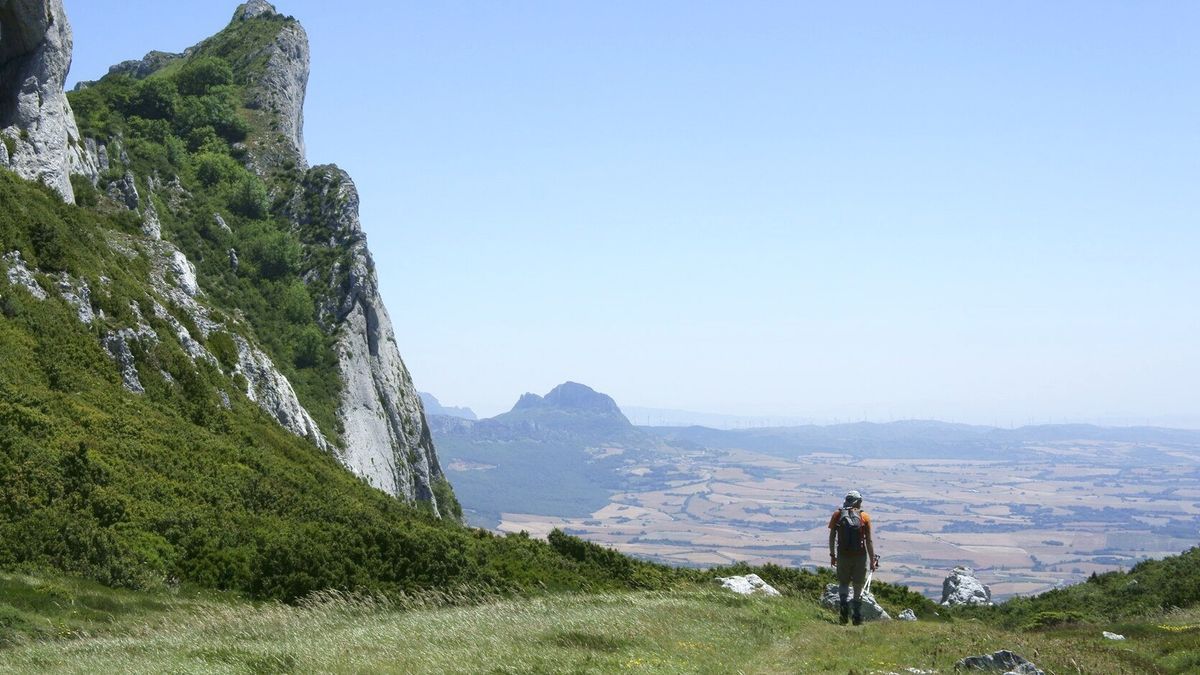 Caminamos por una antigua ruta de arrieros, peregrinos, pastores y viajeros.