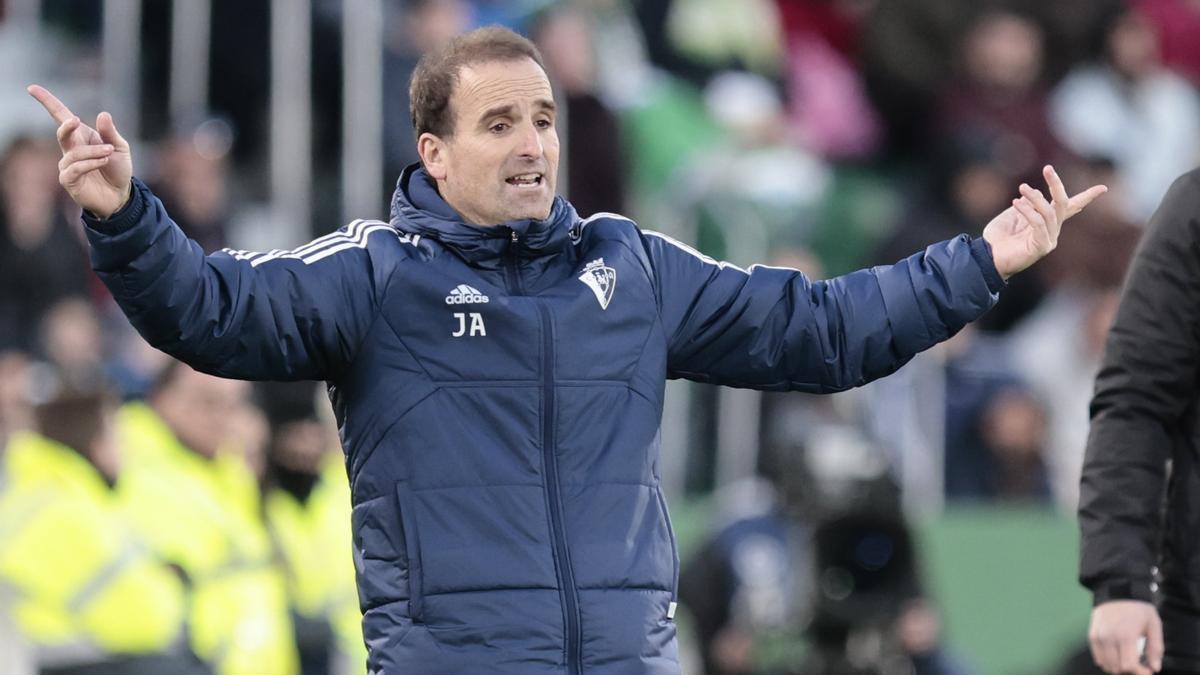 El entrenador de Osasuna, Jagoba Arrasate, durante un encuentro contra el Elche y el Osasuna en el estadio Manuel Martínez Valero