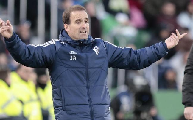 El entrenador de Osasuna, Jagoba Arrasate, durante un encuentro contra el Elche y el Osasuna en el estadio Manuel Martínez Valero