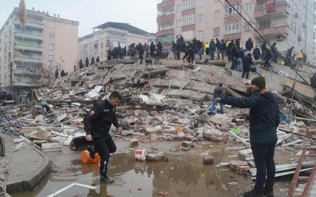 En imágenes: Más de 2.300 muertos en Turquía y Siria por un terremoto de magnitud 7,4 grados En imágenes: Más de 2.300 muertos en Turquía y Siria por un terremoto de magnitud 7,4 grados