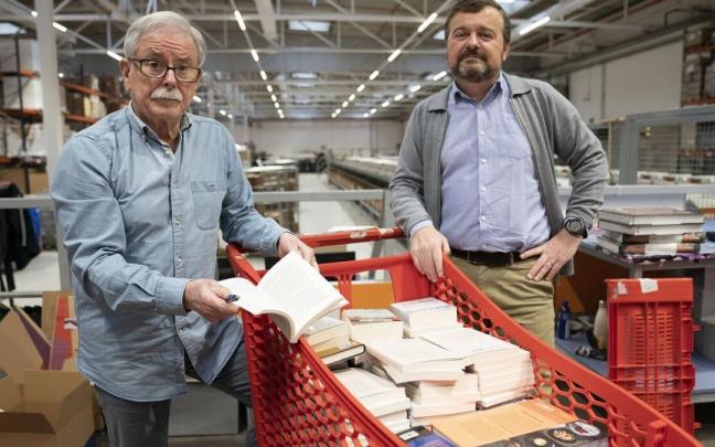 Joxe Mari Sors eta Mikel Esnal, Elkarren Adunako egoitza nagusiko biltegiaren txoko batean