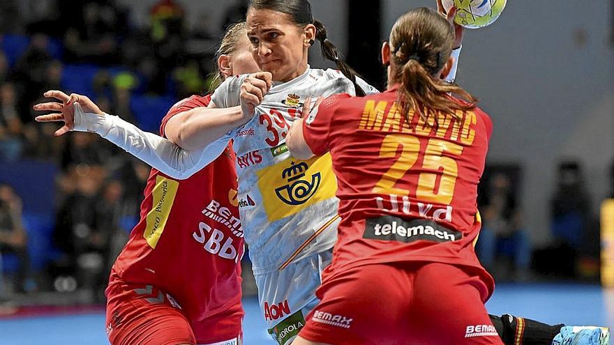 Almudena Rodríguez, luchando contra las montenegrinas Tatjana Brnovic y Djurdjina Malovic. | FOTO: EFE