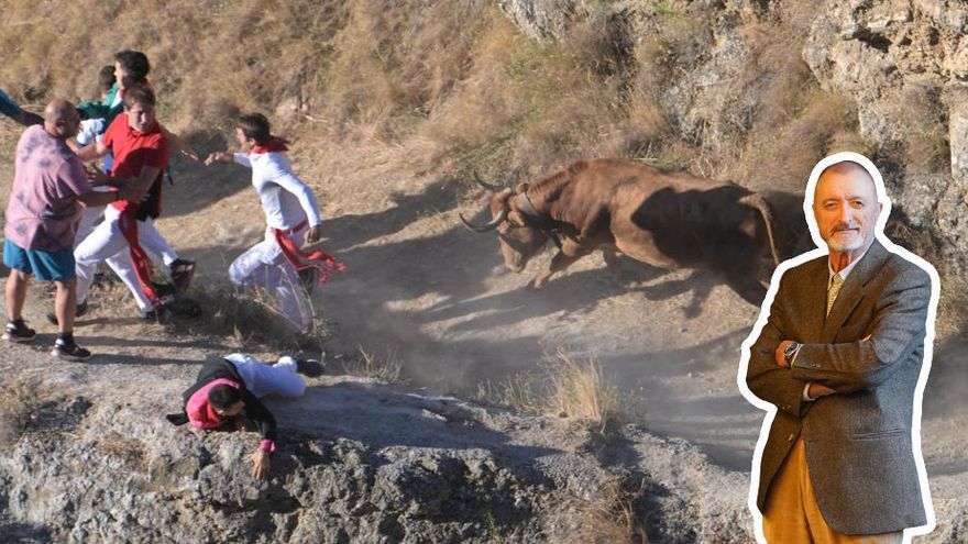 Encierro del Pilón y, sobreimpresionado, el escritor Arturo Pérez Reverte