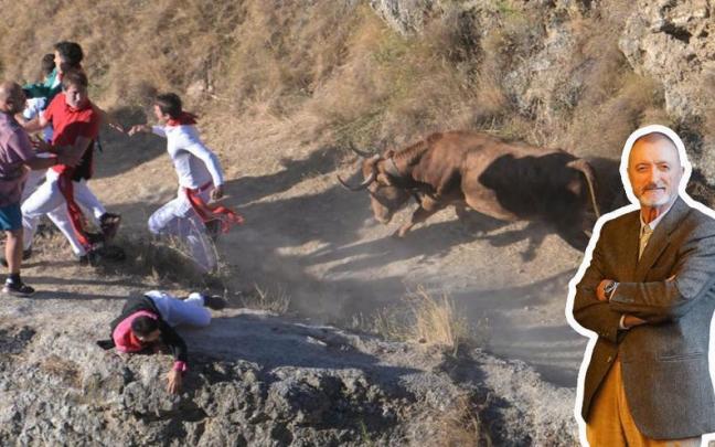 Encierro del Pilón y, sobreimpresionado, el escritor Arturo Pérez Reverte