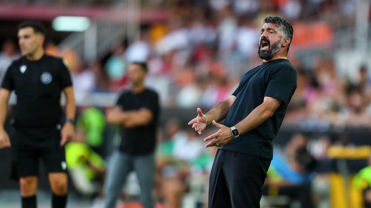 Gennaro Gattuso gesticula durante el partido.