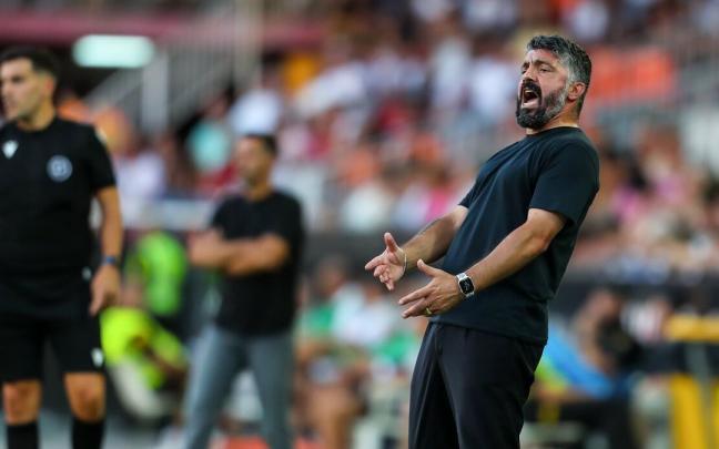 Gennaro Gattuso gesticula durante el partido.