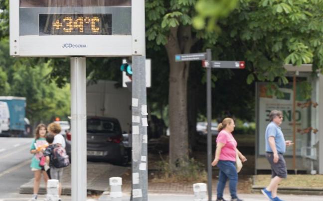 Un termómetro marca 34 grados durante la pasada ola de calor. Un termómetro marca 34 grados durante la pasada ola de calor.