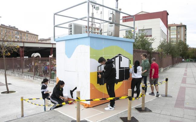 Alumnos de La Compasión decoran una cabina de calidad del aire