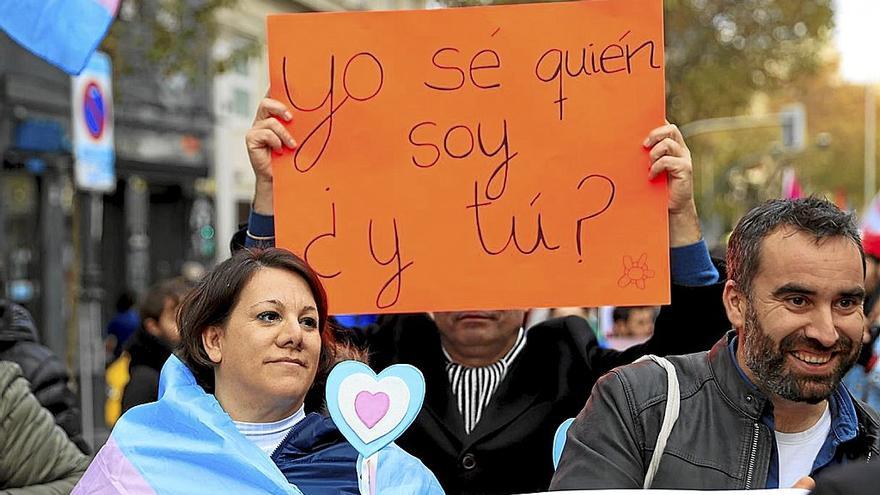 Manifestación ayer en favor de la ‘ley trans’ y el rechazo a las enmiendas al PSOE. | FOTO: EFE