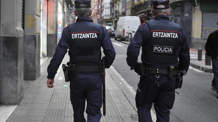 Dos ertzainas ajenos a la información patrullan por Bilbao