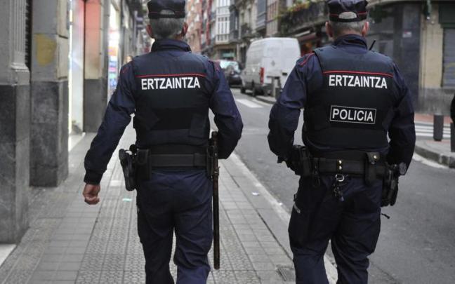 Dos ertzainas ajenos a la información patrullan por Bilbao Dos ertzainas ajenos a la información patrullan por Bilbao
