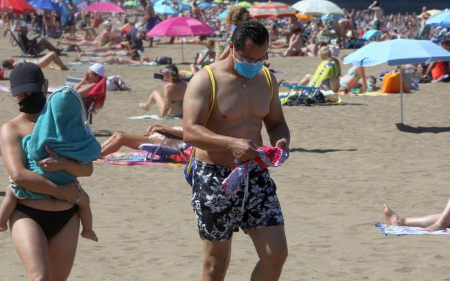 Imagen de archivo de una playa vasca el primer verano de pandemia. Imagen de archivo de una playa vasca el primer verano de pandemia.