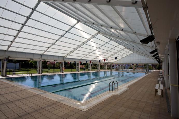 La piscina cubierta retráctil, con los laterales abiertos en verano, en una foto de archivo.