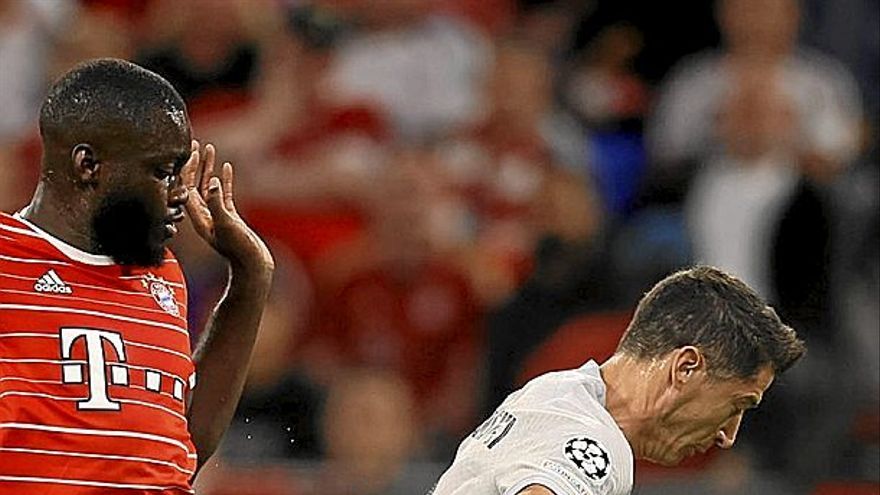 Upamecano y Lewandowski, que regresó ayer al Allianz Arena. | FOTO: EFE