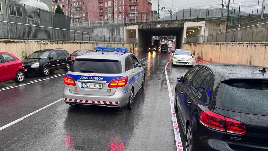 La Policía Municipal de Bilbao pide que se retiren los vehículos estacionados en las inmediaciones de la calle Clara Campoamor de Zorrotza