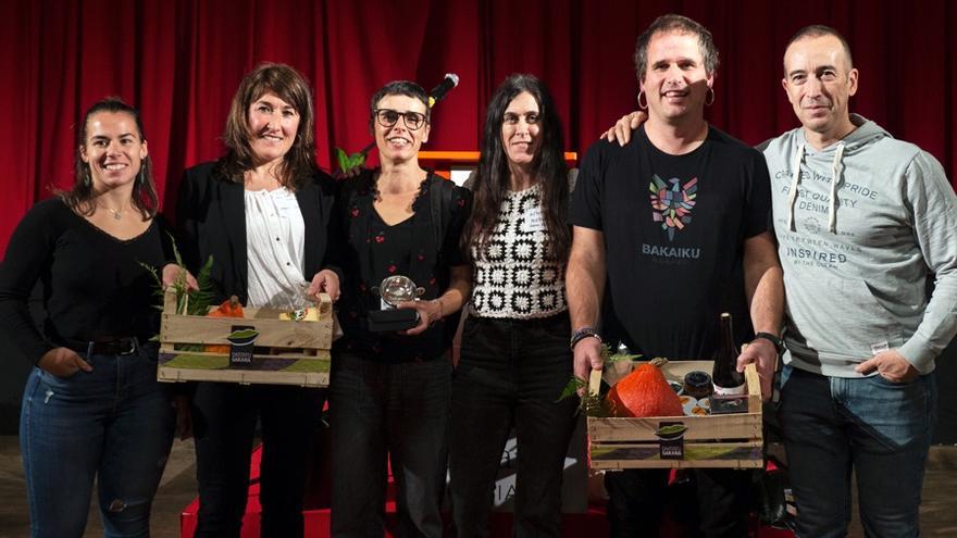 Representantes de Bakaikuarrok Herri Kooperativa y de Sakanako Herri Eskolak tras la entrega de premios.