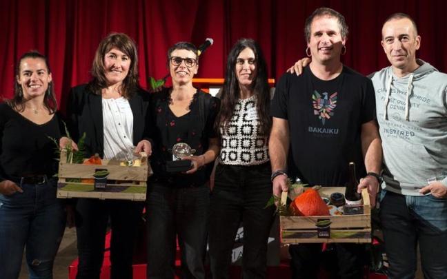 Representantes de Bakaikuarrok Herri Kooperativa y de Sakanako Herri Eskolak tras la entrega de premios. Representantes de Bakaikuarrok Herri Kooperativa y de Sakanako Herri Eskolak tras la entrega de premios.