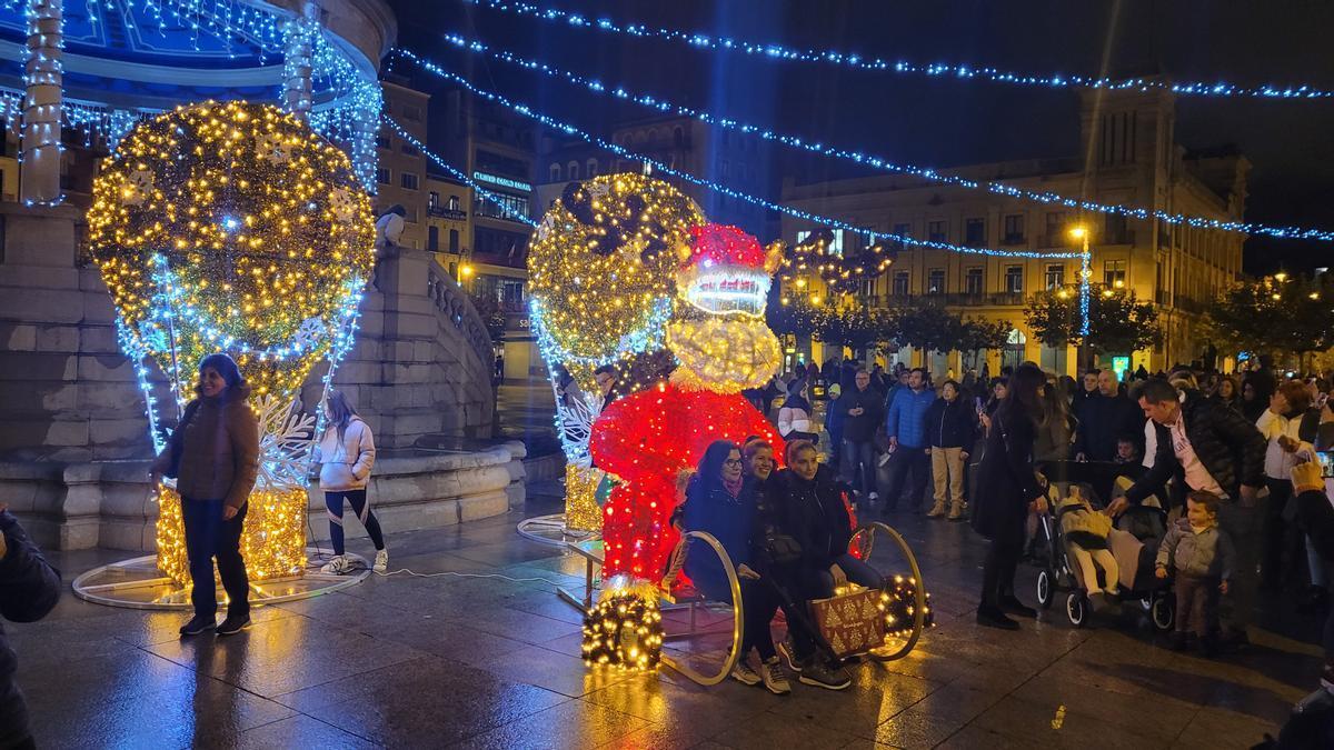 Decenas de personas disfrutan de la decoración navideña en la Plaza del Castillo.