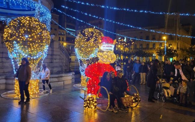 Decenas de personas disfrutan de la decoración navideña en la Plaza del Castillo. Decenas de personas disfrutan de la decoración navideña en la Plaza del Castillo.