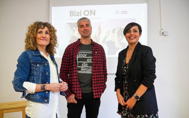 De izquierda a derecha, la procuradora Claudia Venceslao, el concejal Alberto Porras y la edil y candidata a alcaldesa de Gasteiz, Roc&iacute;o Vitero.