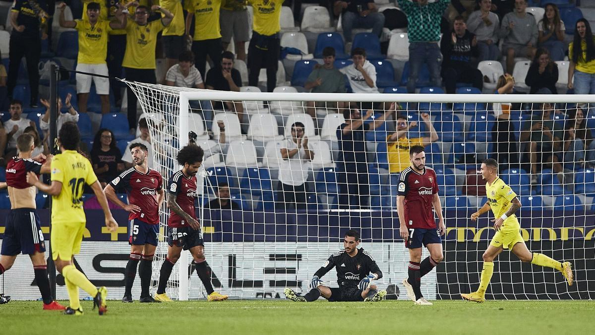 Miradas perdidas y abatimiento de los rojillos tras recibir el 1-0.