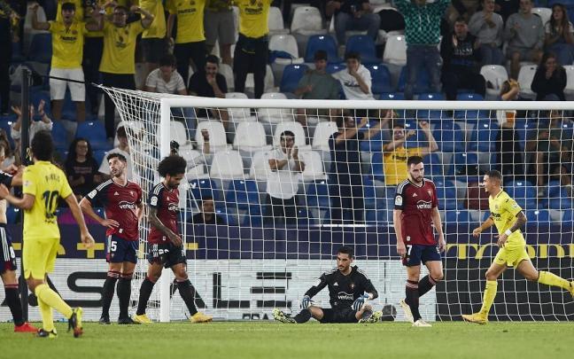 Miradas perdidas y abatimiento de los rojillos tras recibir el 1-0.