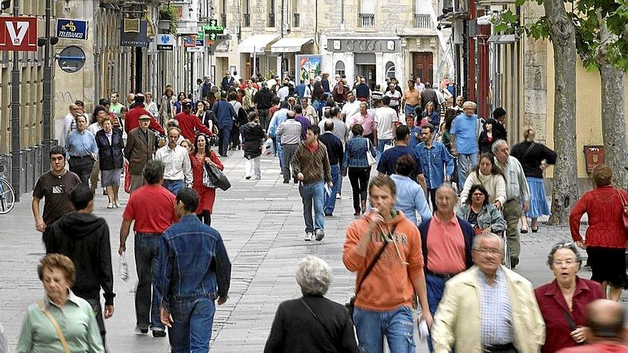 Gasteiztarras por la céntrica calle Postas, en el corazón peatonal de la ciudad. | FOTO: DNA